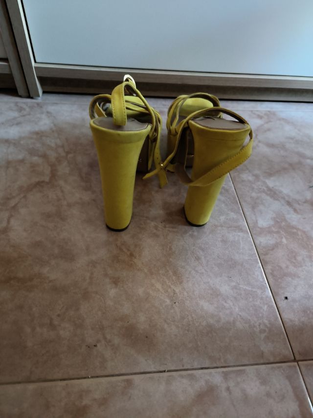 Tacones amarillos