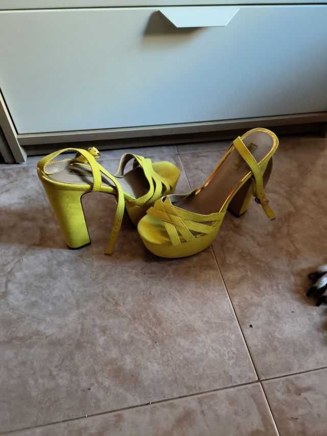 Tacones amarillos