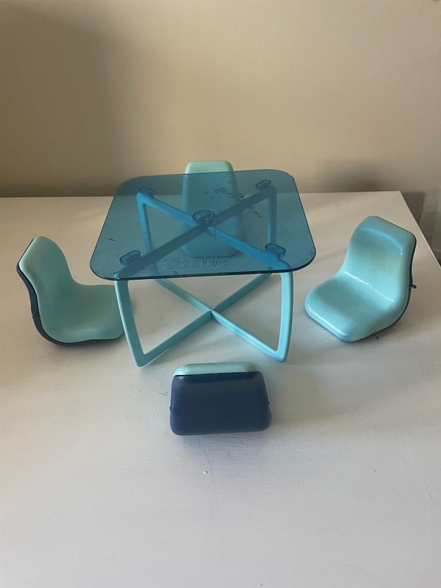 mesa y sillas Barbie
