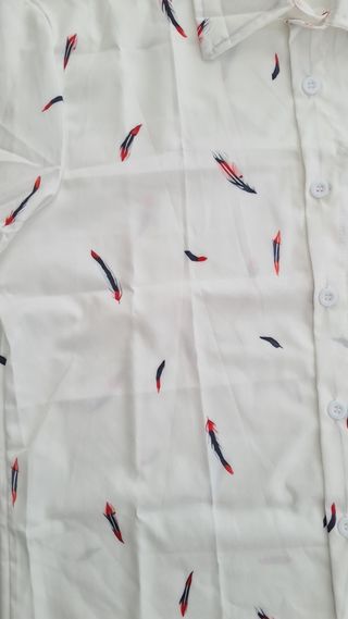 Camisa hawaiana plumas