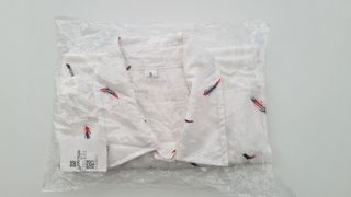 Camisa hawaiana plumas