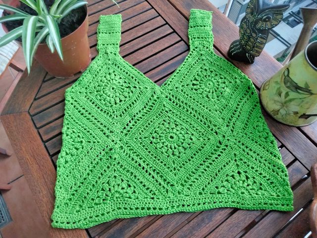 Top de ganchillo verde