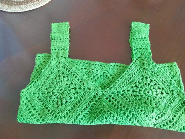 Top de ganchillo verde