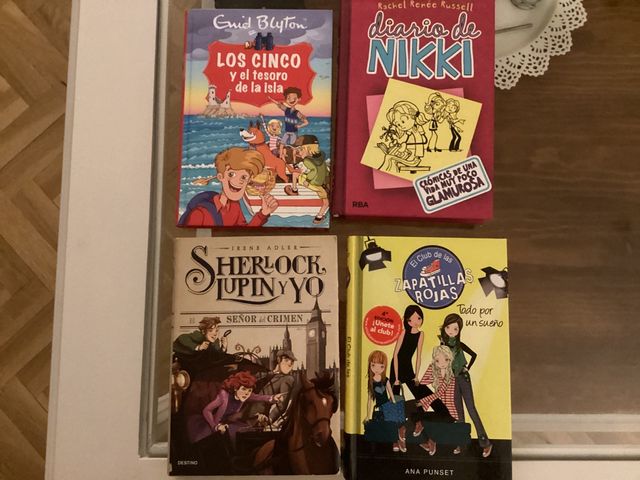 I giovani prenotano il club con scarpe da ginnastica rosse e altro