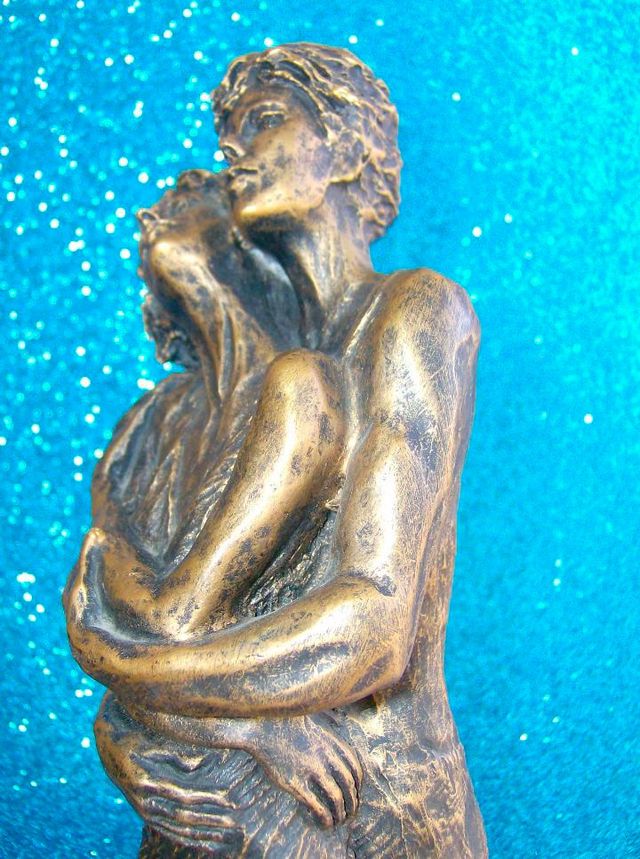 FIGURA PAREJA ENAMORADOS ABRAZADOS SOBRE UNA ROCA