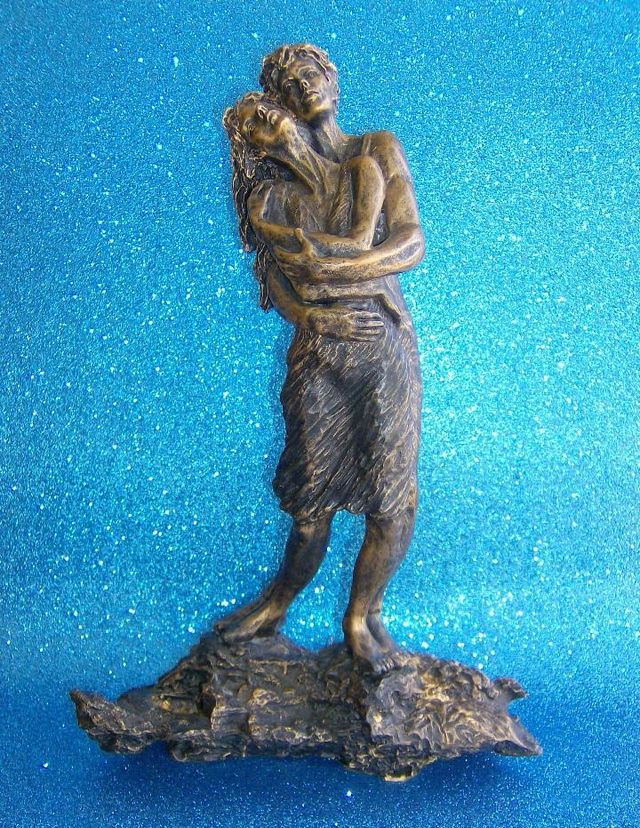 FIGURA PAREJA ENAMORADOS ABRAZADOS SOBRE UNA ROCA