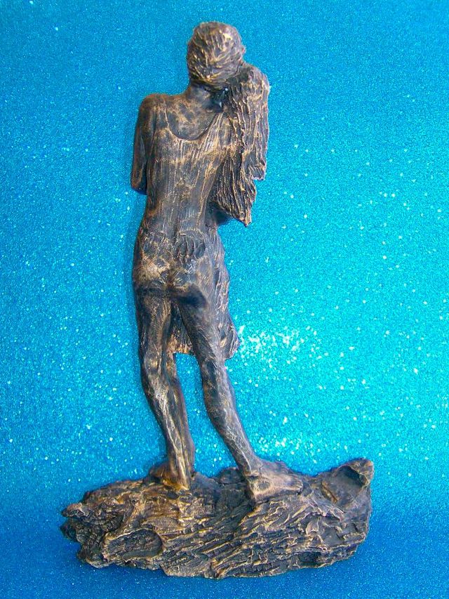 FIGURA PAREJA ENAMORADOS ABRAZADOS SOBRE UNA ROCA