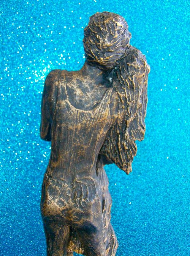 FIGURA PAREJA ENAMORADOS ABRAZADOS SOBRE UNA ROCA