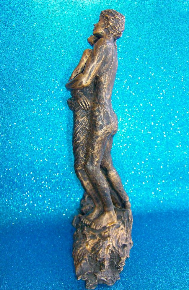 FIGURA PAREJA ENAMORADOS ABRAZADOS SOBRE UNA ROCA