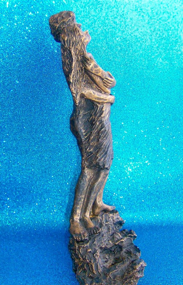 FIGURA PAREJA ENAMORADOS ABRAZADOS SOBRE UNA ROCA