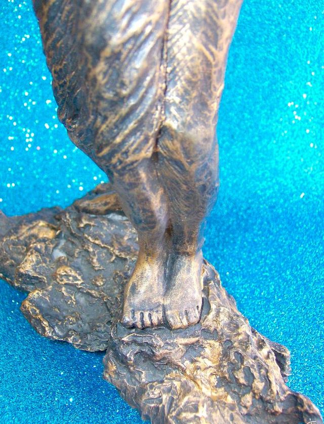 FIGURA PAREJA ENAMORADOS ABRAZADOS SOBRE UNA ROCA