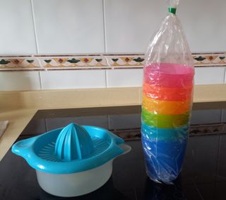 Vasos de plástico Ikea y exprimidor.