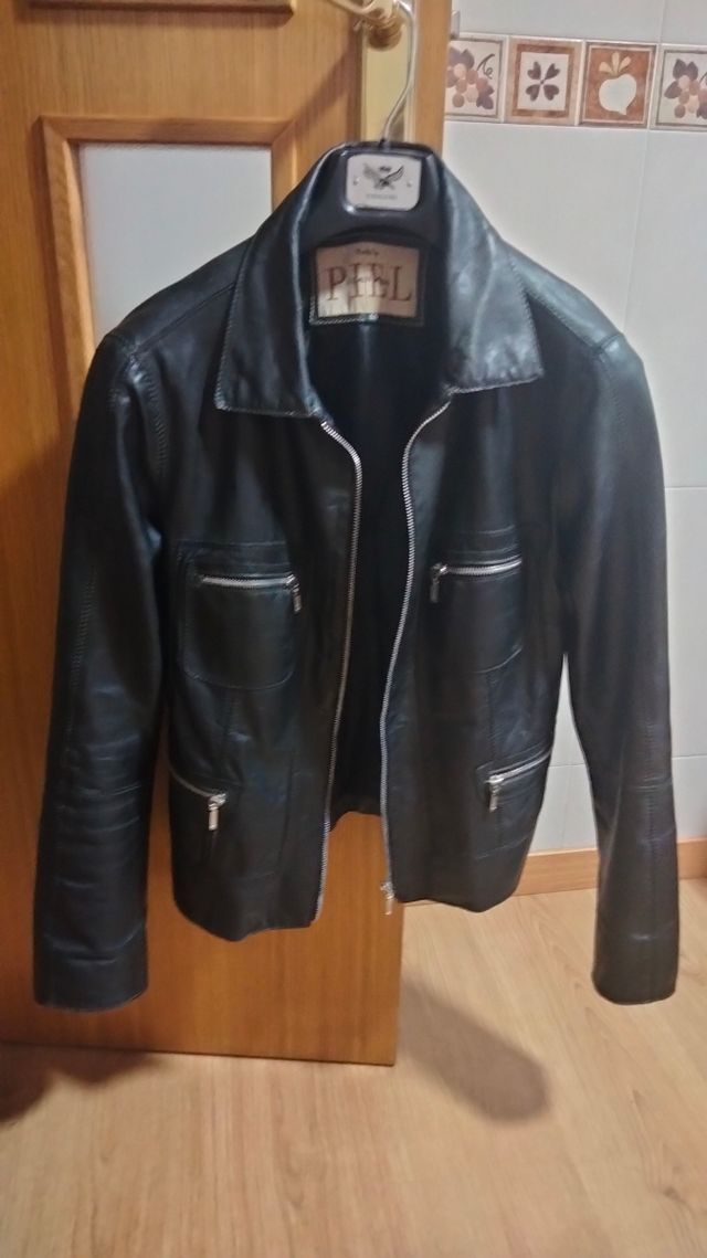 Cazadora de piel de mujer