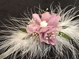 Pulseras de flores preservadas.