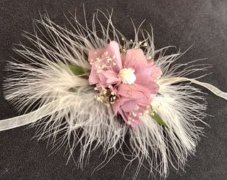 Pulseras de flores preservadas.