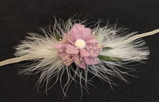 Pulseras de flores preservadas.