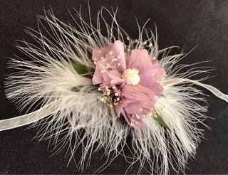 Pulseras de flores preservadas.