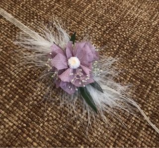 Pulseras de flores preservadas.