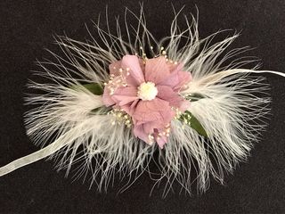 Pulseras de flores preservadas.