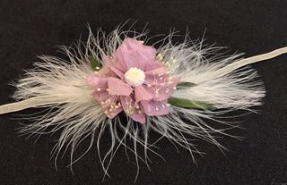 Pulseras de flores preservadas.