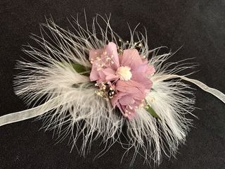 Pulseras de flores preservadas.