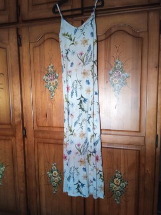 Vendo vestido largo de flores de la marca BERSHKA