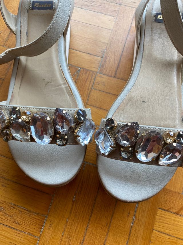 sandali Bata con pietre gioiello