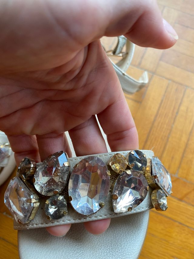 sandali Bata con pietre gioiello