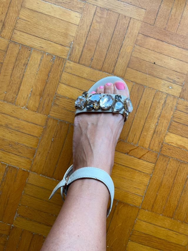 sandali Bata con pietre gioiello