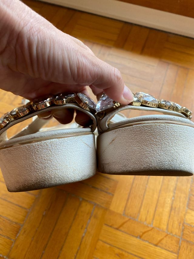 sandali Bata con pietre gioiello