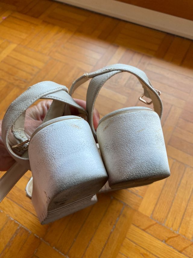 sandali Bata con pietre gioiello