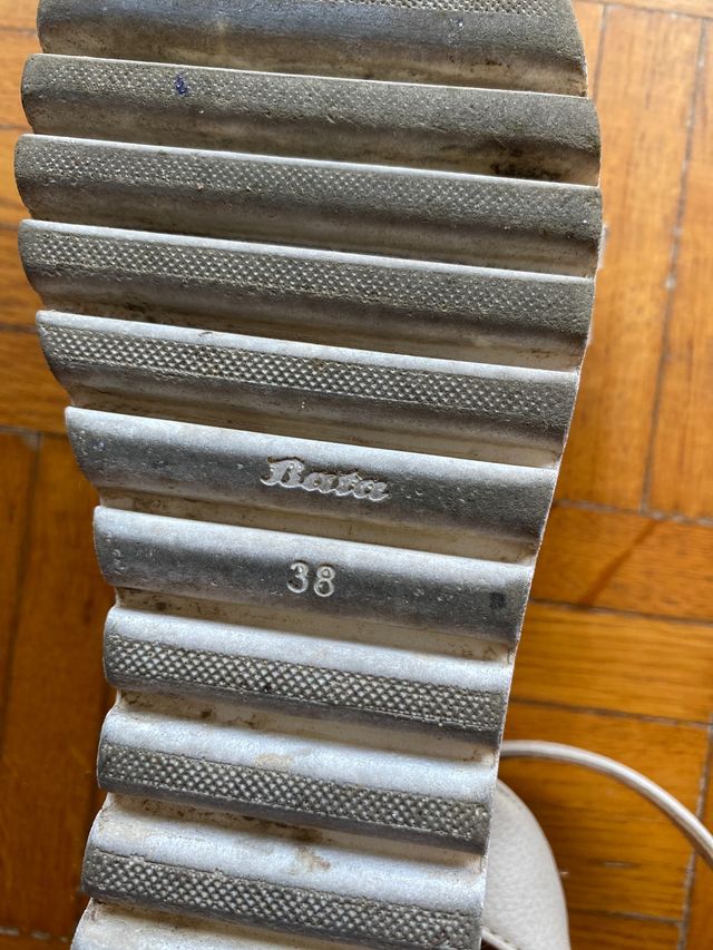 sandali Bata con pietre gioiello