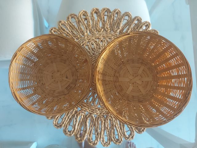 Set di 16 contenitori per pane rotondi in vimini.