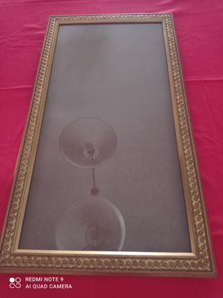 CUADRO VITRINA CON MOLDURA TALLADA EN ORO VIEJO