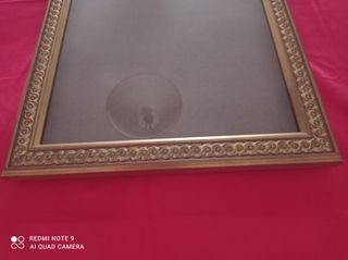 CUADRO VITRINA CON MOLDURA TALLADA EN ORO VIEJO