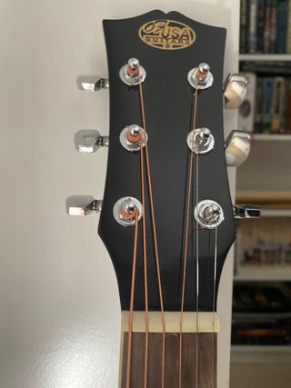 Guitarra electro-acústica negra