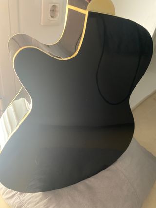 Guitarra electro-acústica negra