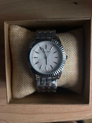 Reloj Skyline dorado