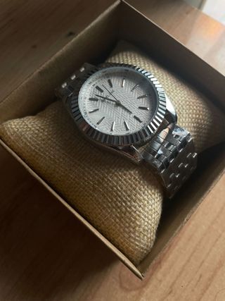 Reloj Skyline dorado