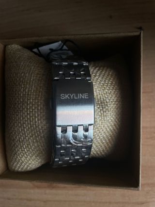 Reloj Skyline dorado