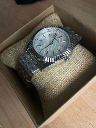 Reloj Skyline dorado