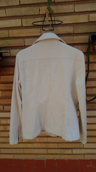 chaqueta americana de pana para mujer. marca Zara 