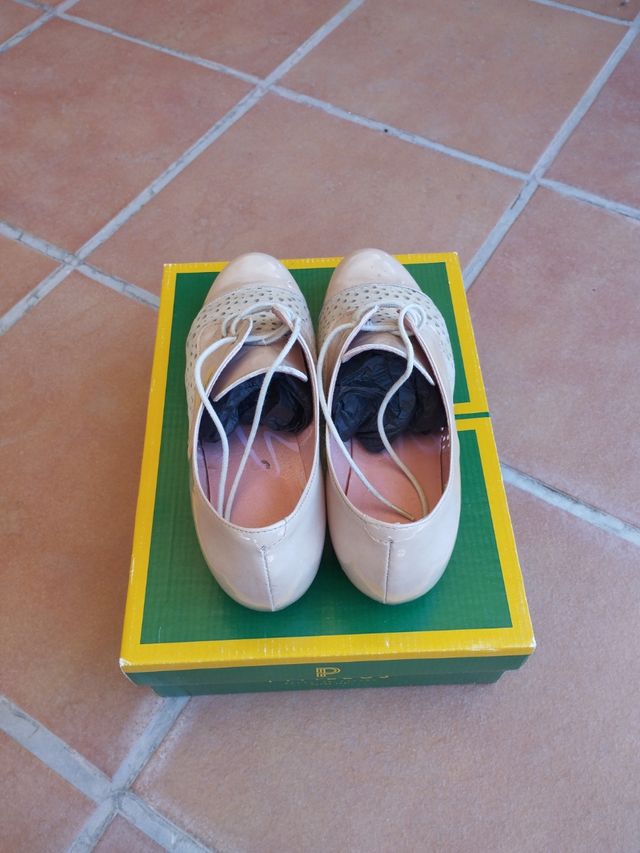 Sapatos para mulher. Marca: Pitillos. 37