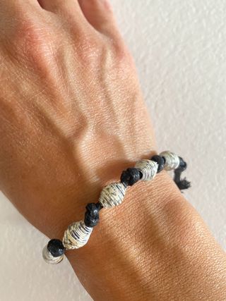 Bracciale fatto a mano con perline di carta