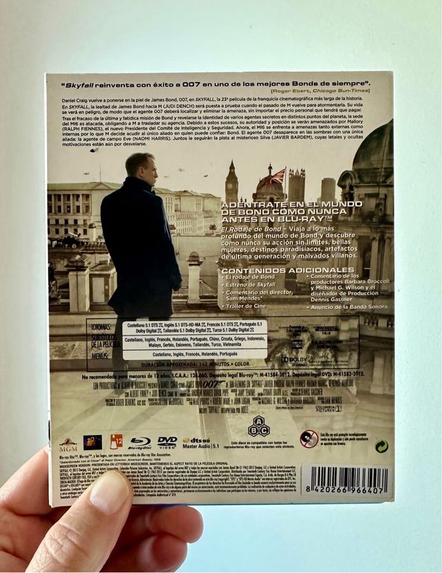 SKYFALL - Blu-ray + DVD + Slipcover
