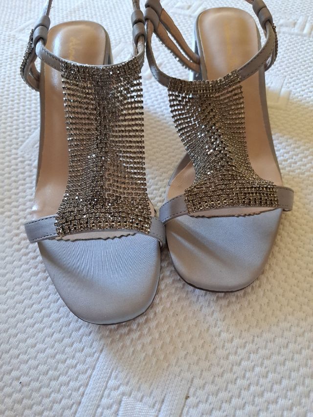 A estrenar sandalias preciosas nuevas