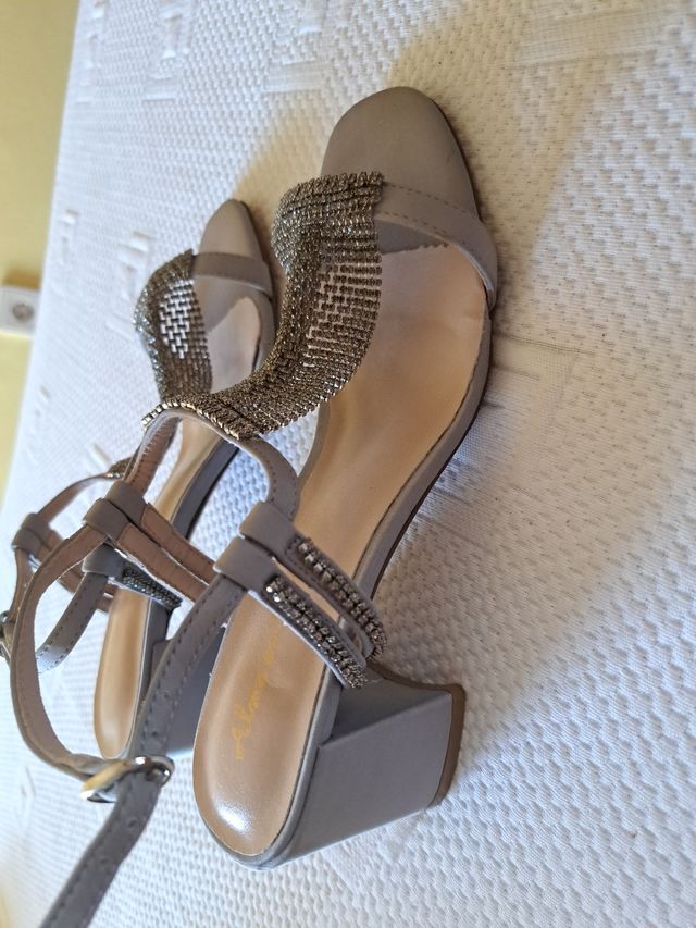 A estrenar sandalias preciosas nuevas