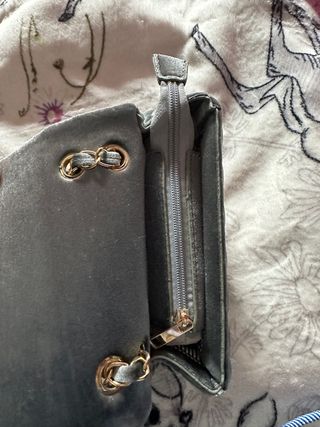 Bolso gris de terciopelo