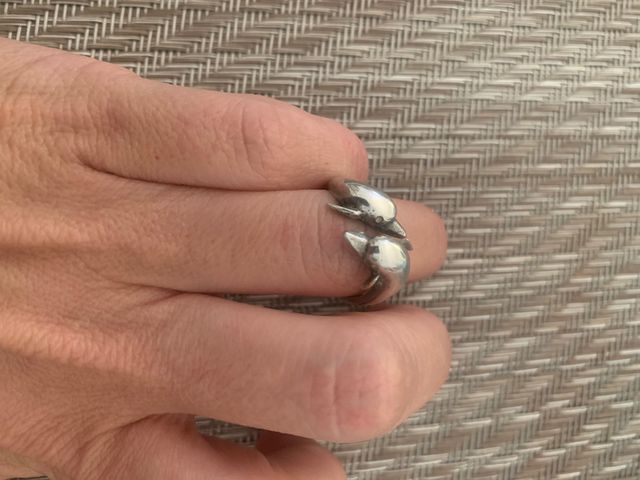 anillo  de plata de dos delfines
