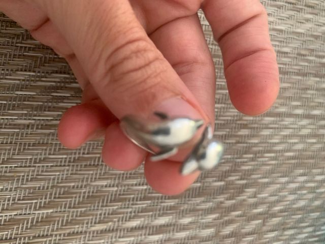 anillo  de plata de dos delfines
